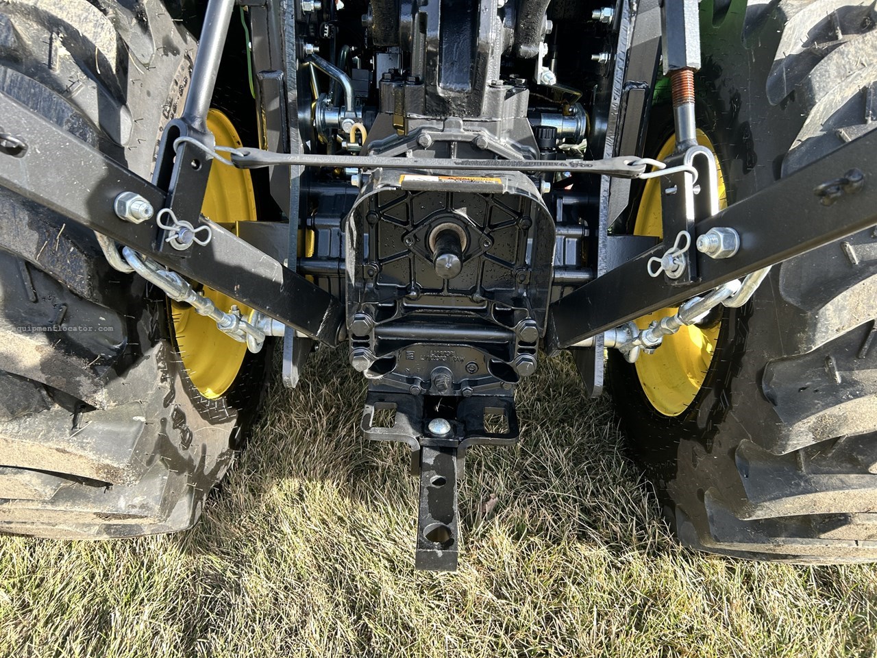 2022 John Deere 2032R Image 17