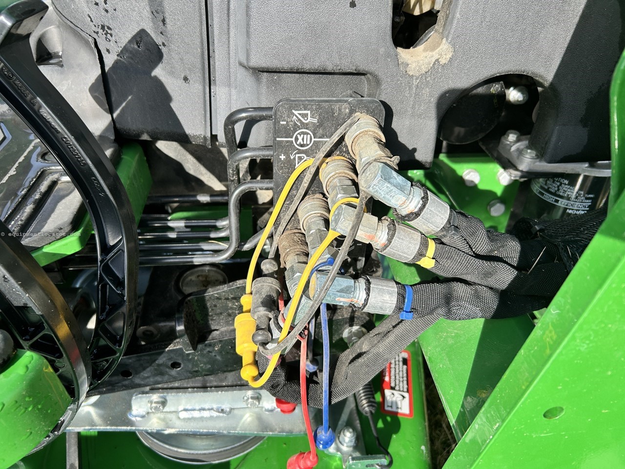 2022 John Deere 2032R Image 19