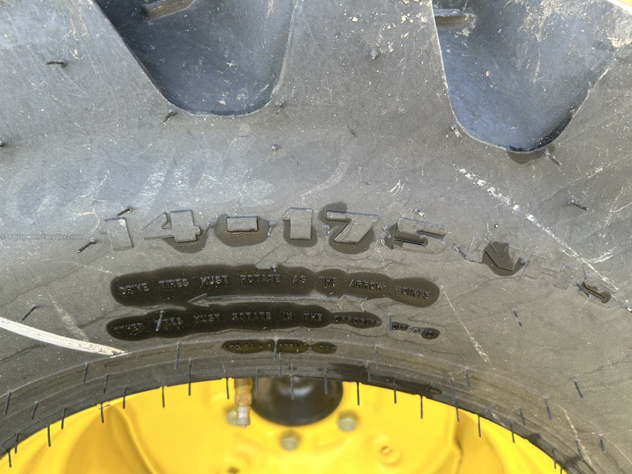 2022 John Deere 2032R Image 24