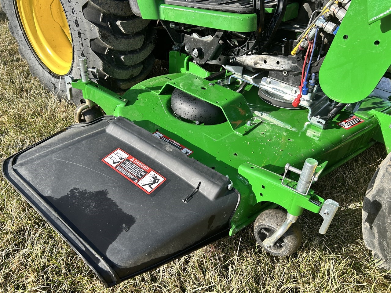 2022 John Deere 2032R Image 29