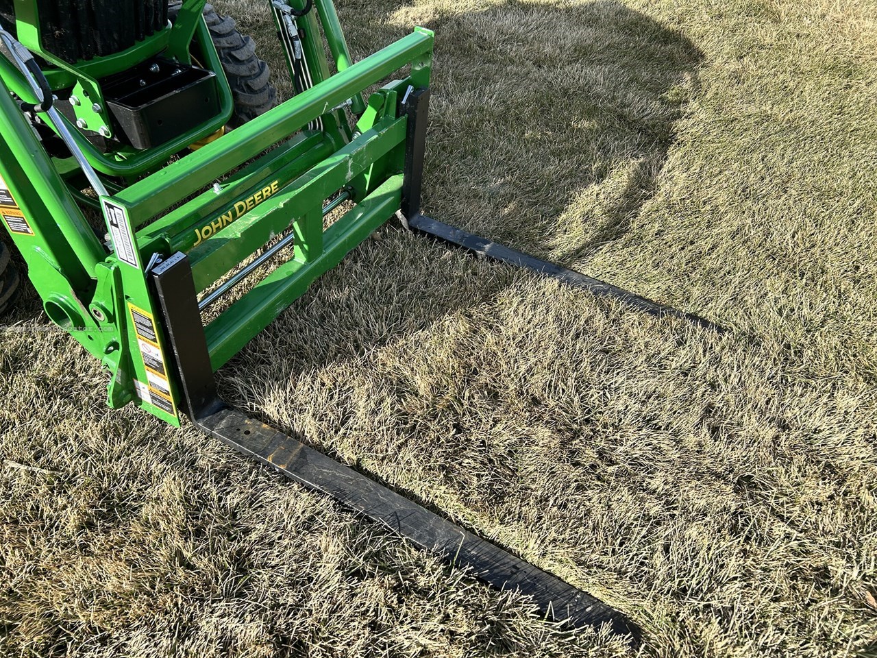 2022 John Deere 2032R Image 31