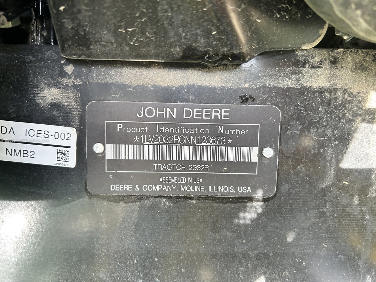 2022 John Deere 2032R Image 33