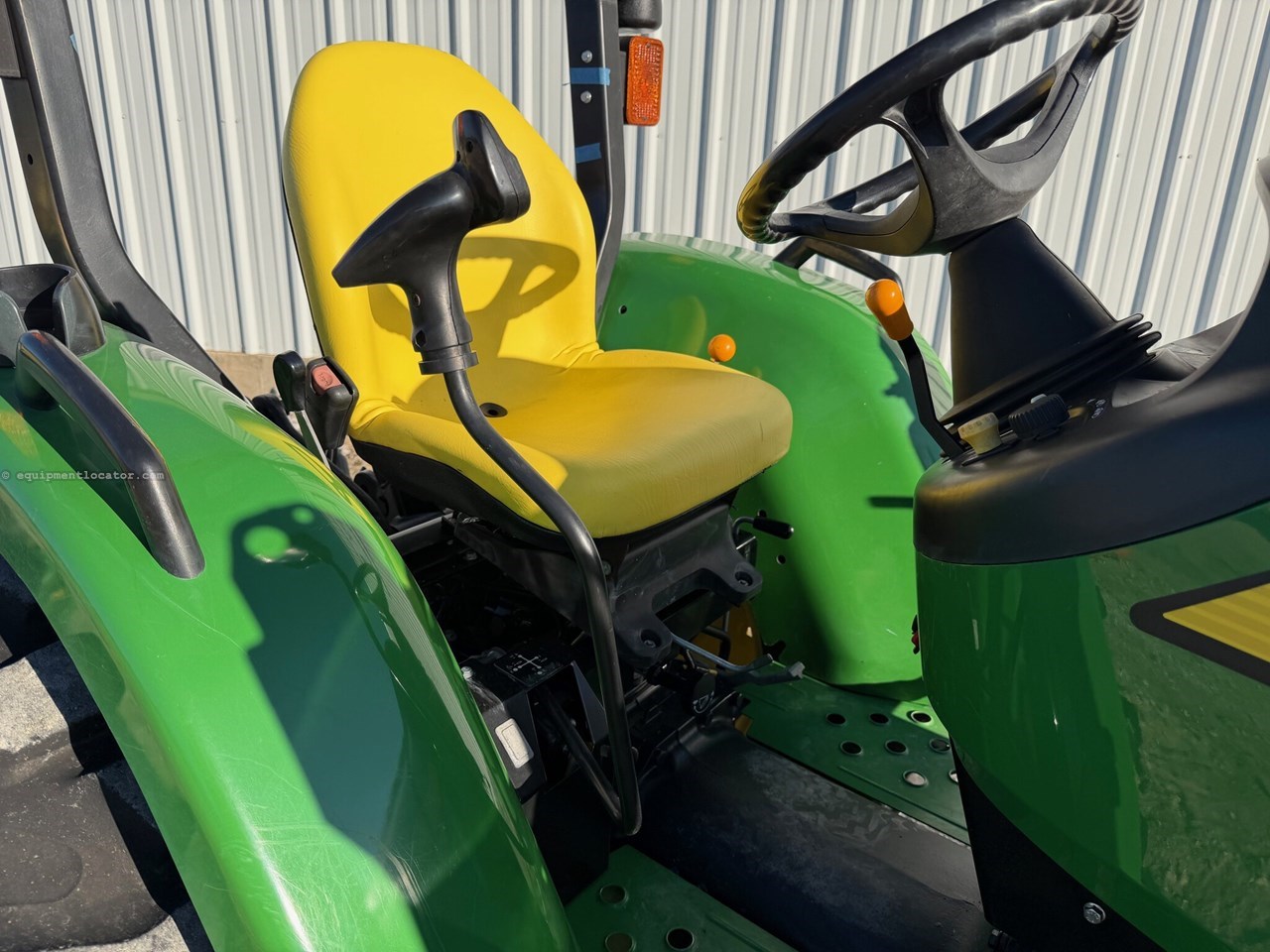 2015 John Deere 4105 Image 10