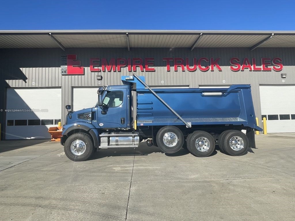 2025 Western Star 47X Day Cab Image 2