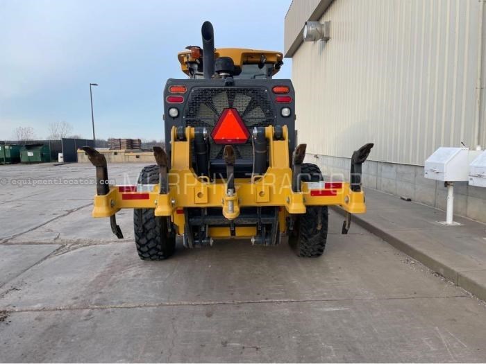 2021 John Deere 672G Image 4