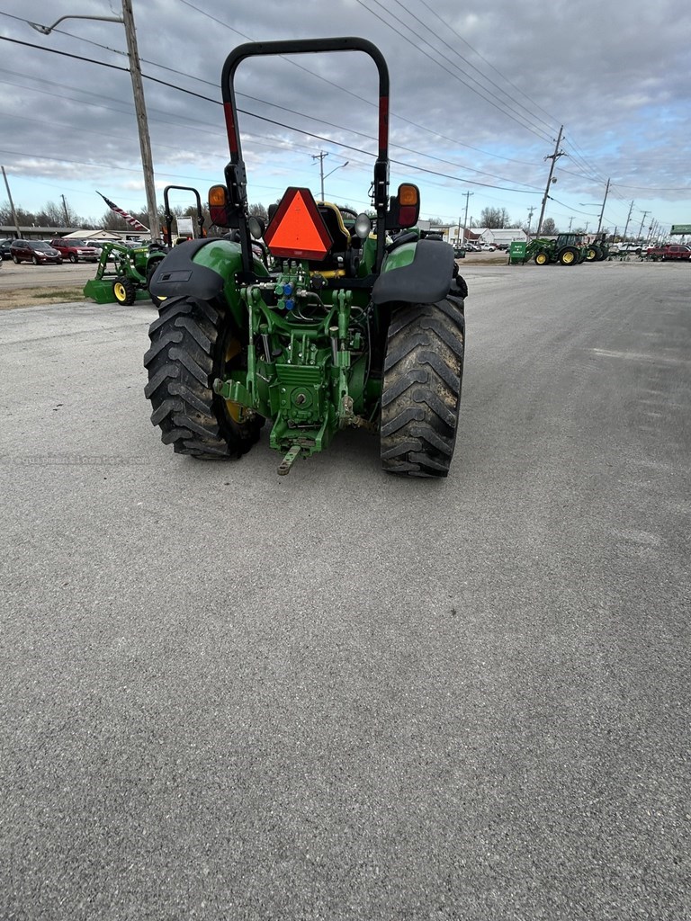 2016 John Deere 5100M Image 10