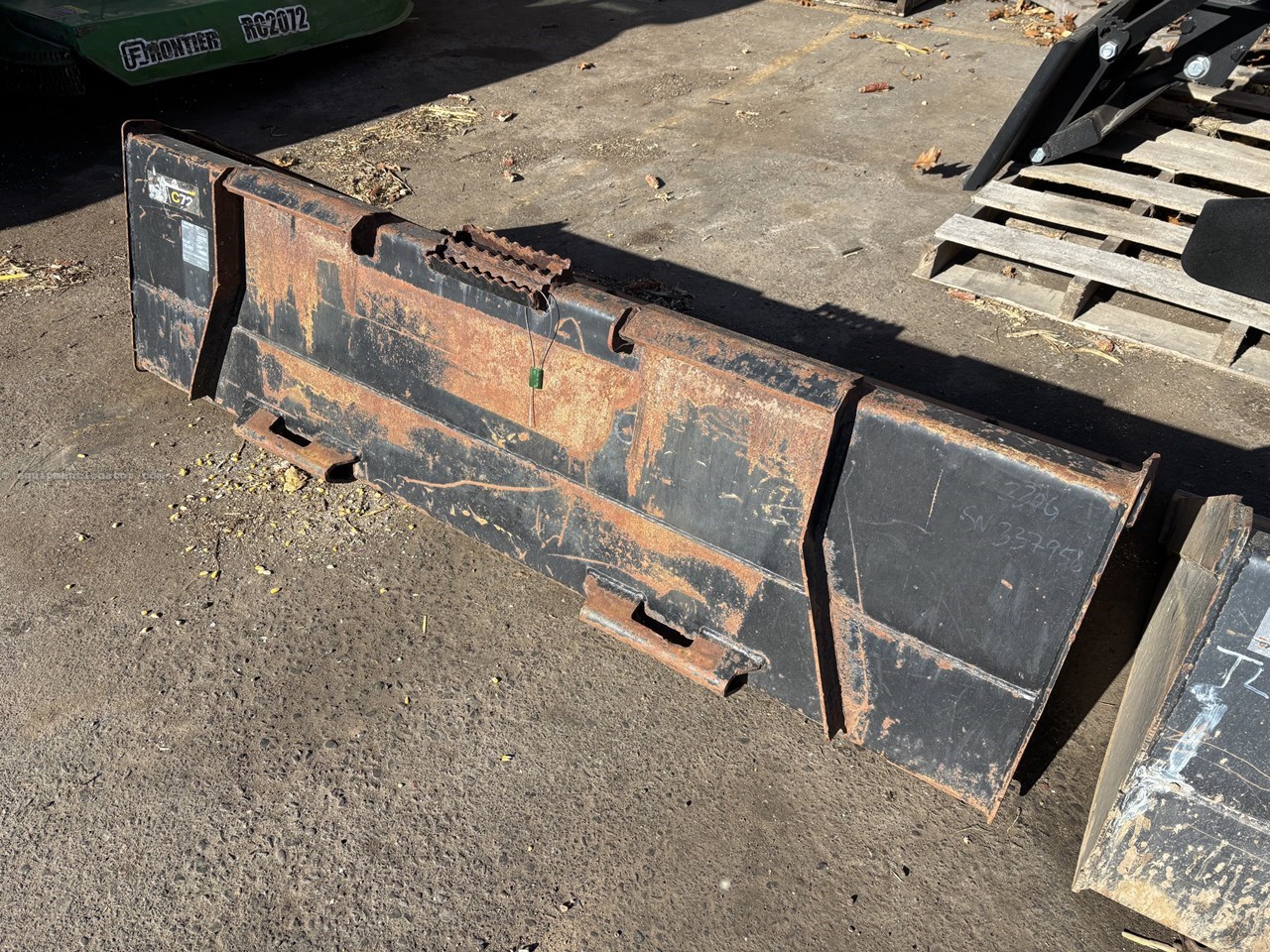 John Deere 72" CONSTRUCTION BUCKET Image 4