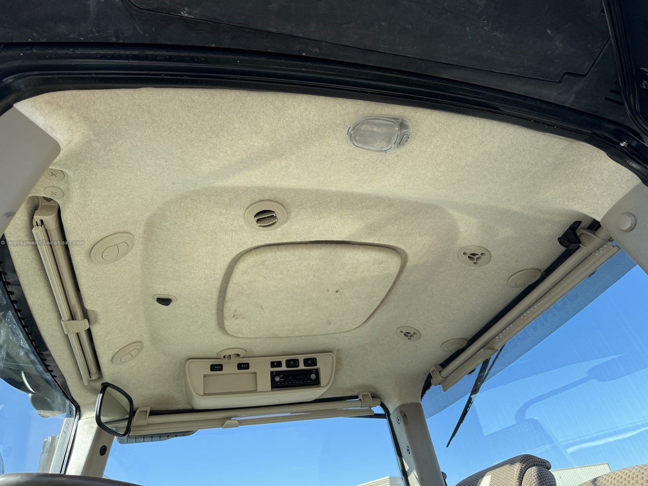 2018 John Deere 8245R Image 10