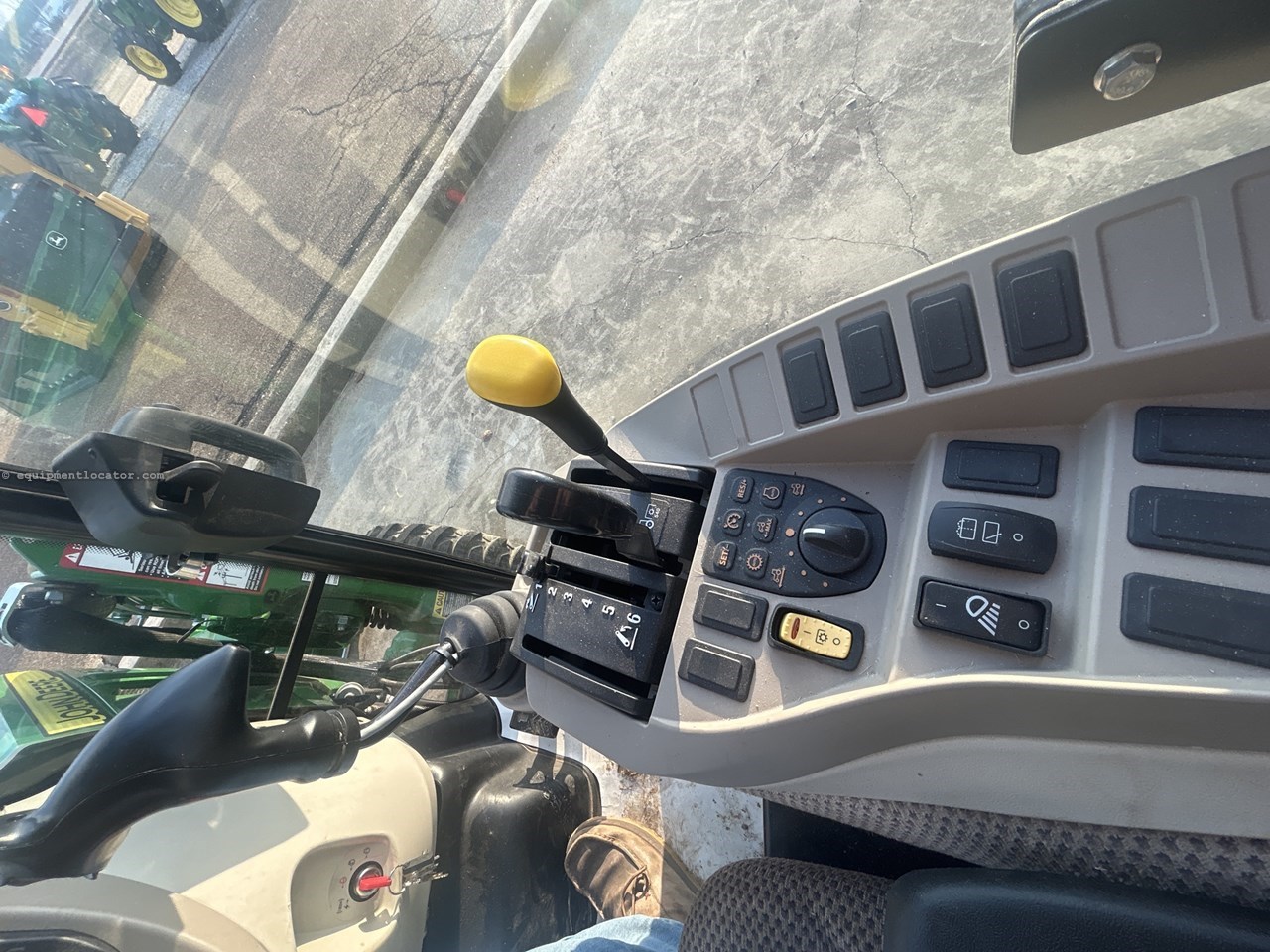 2025 John Deere 3039R Image 10