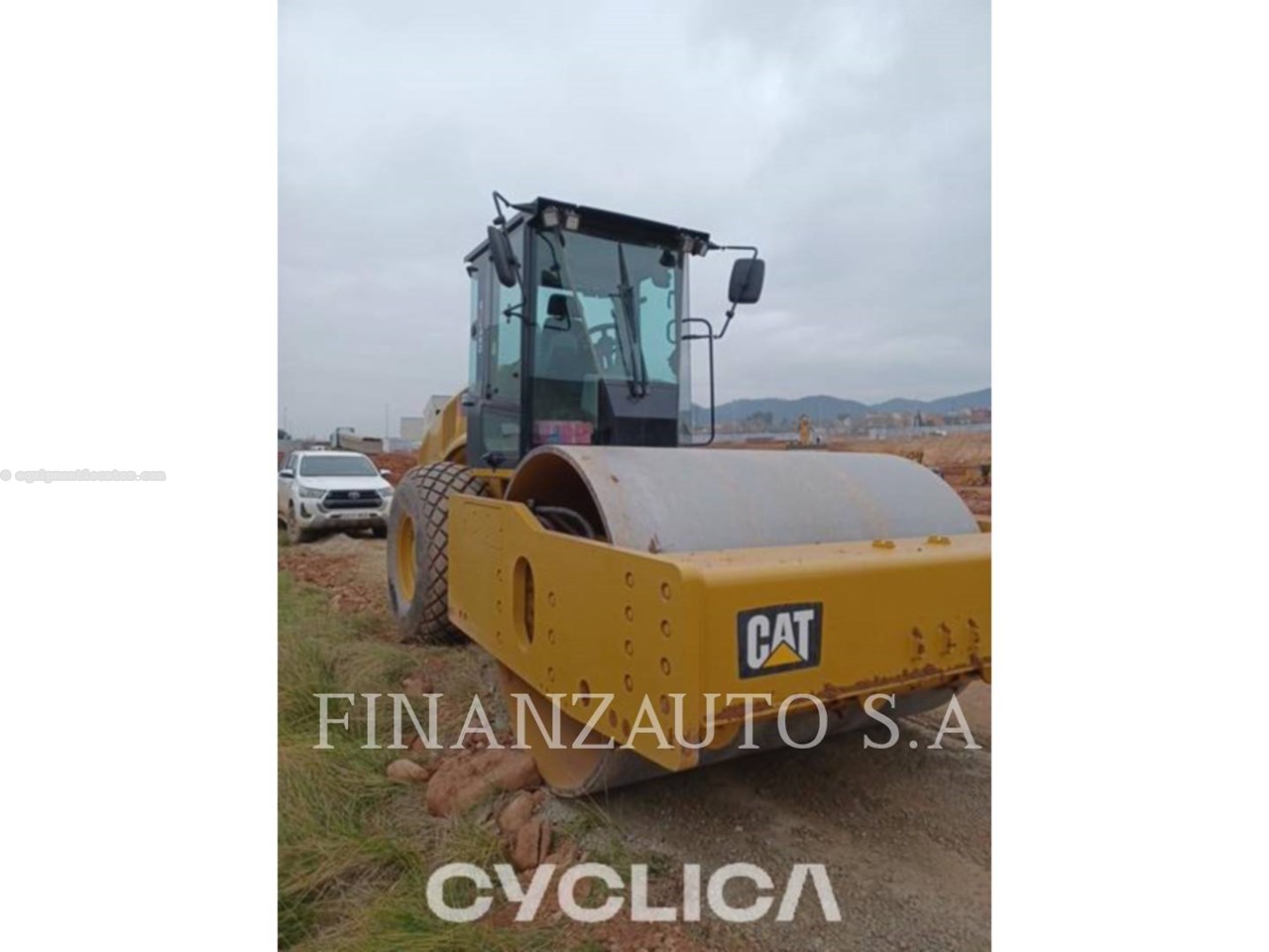 2018 Caterpillar CS74B Image 2