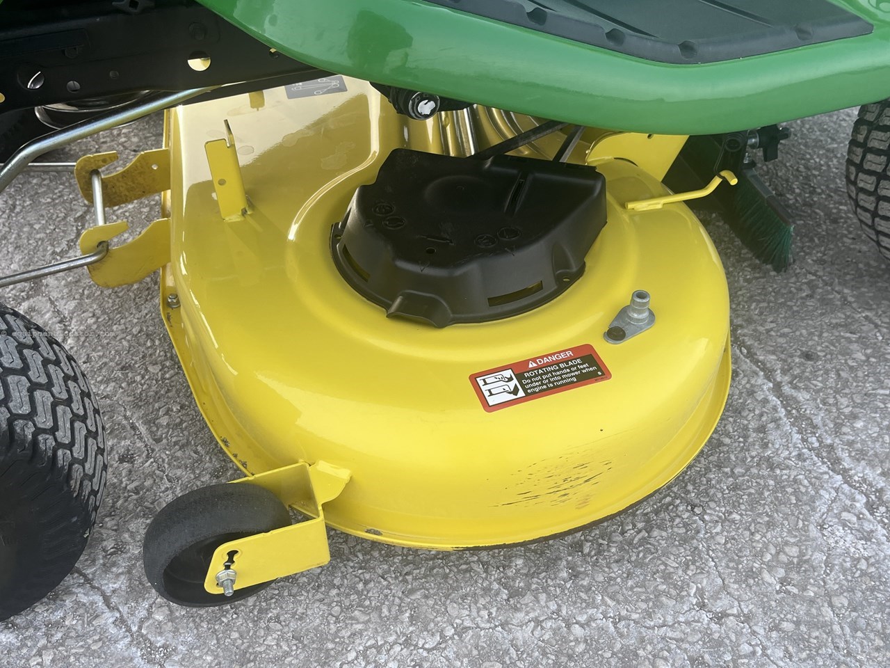 2021 John Deere X354 Image 10