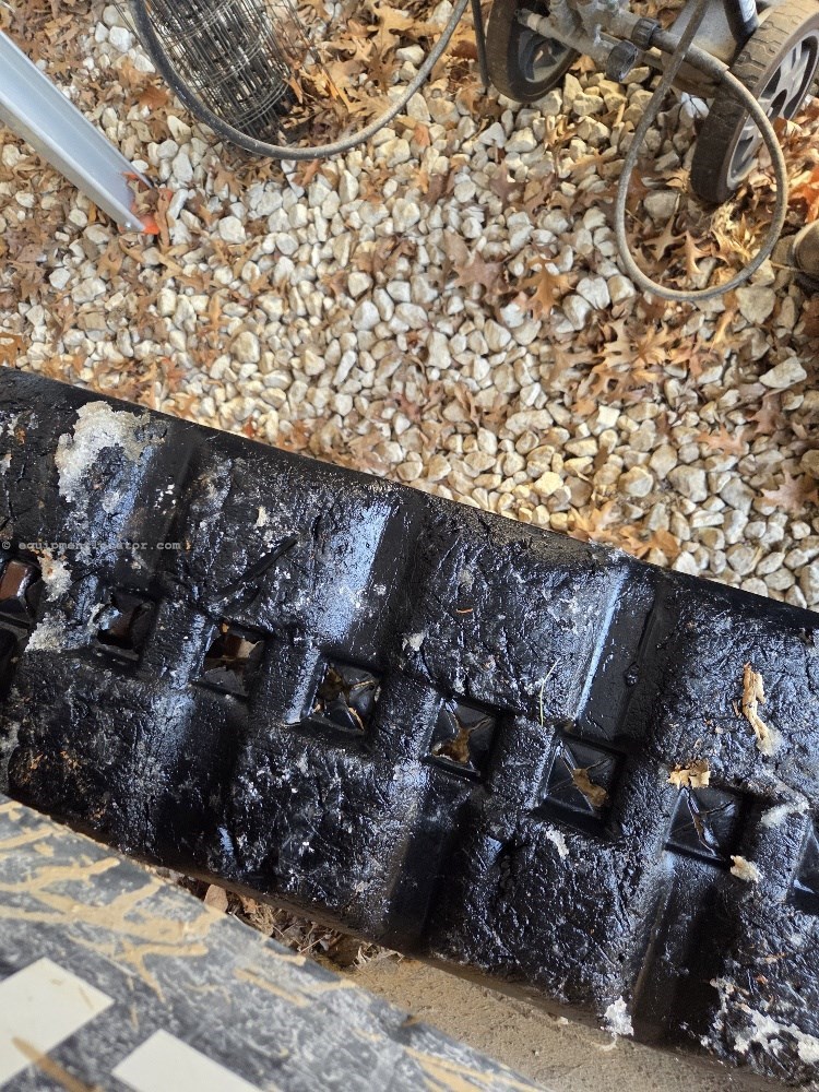 2012 John Deere 323D Image 10