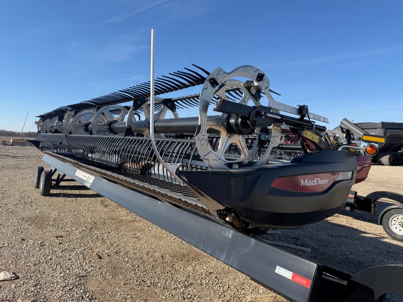 2022 MacDon FD235 Image 2