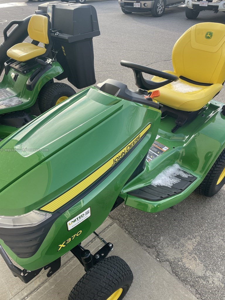 2025 John Deere X370 Image 4