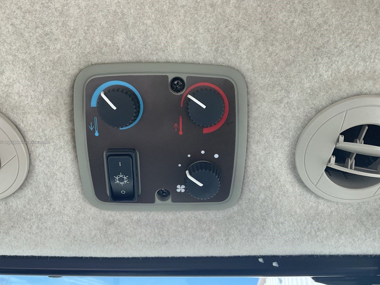 2019 John Deere 4066R Image 10