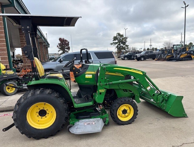 2007 John Deere 3320 Image 2