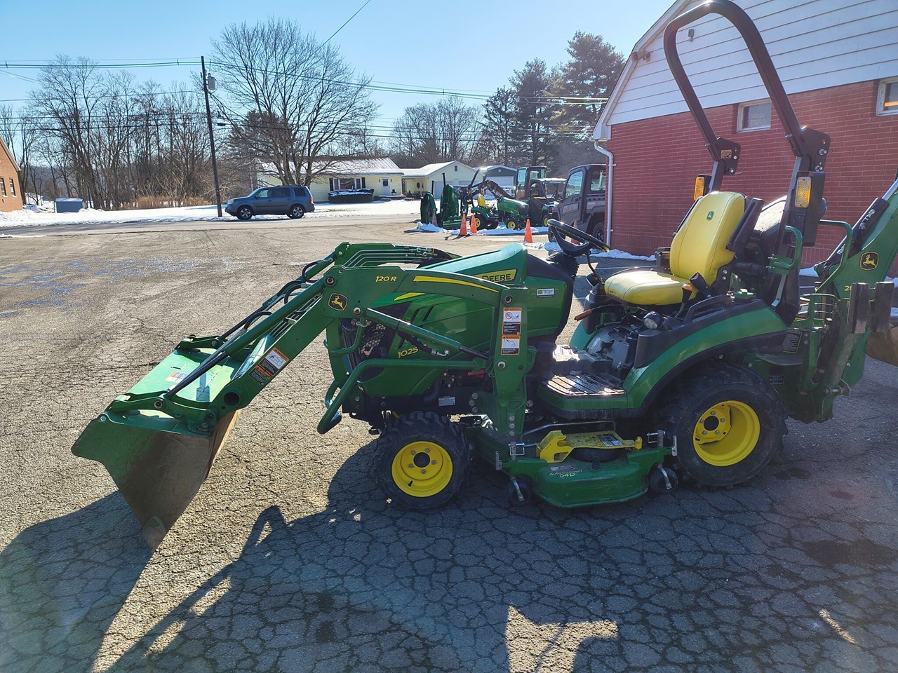 2023 John Deere 1025R Image 2