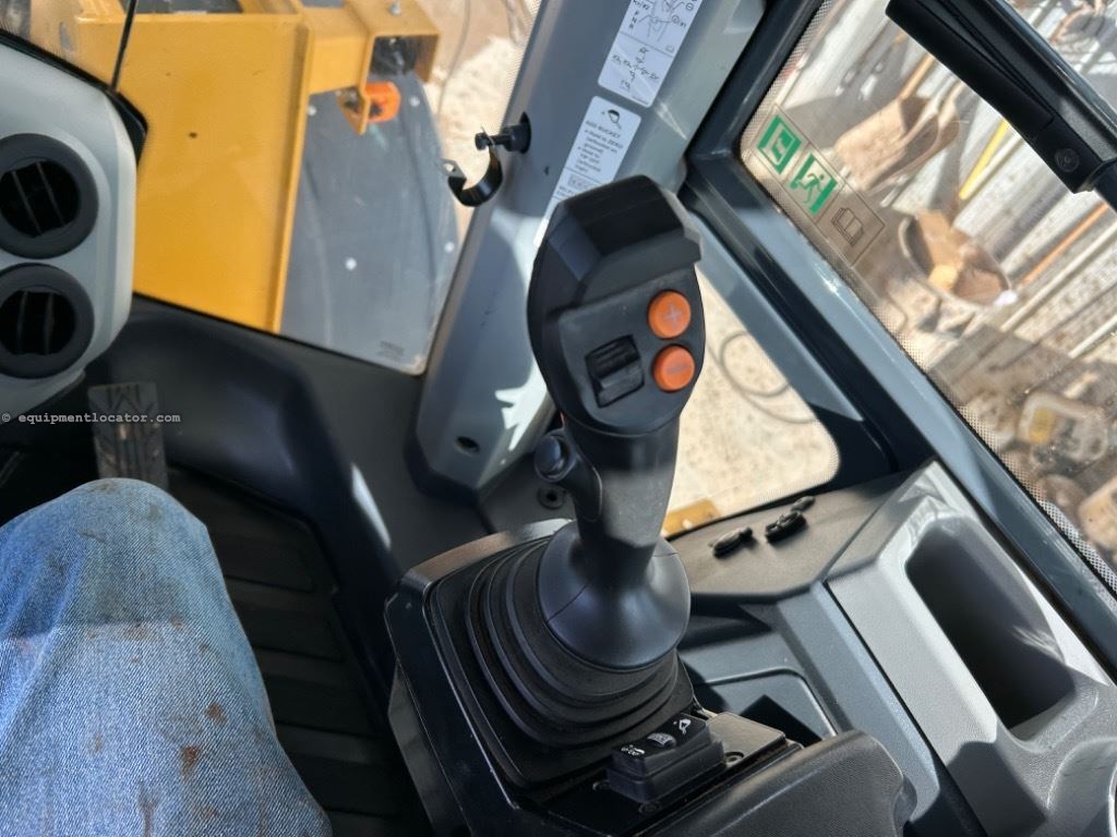 2023 John Deere 644P Image 10