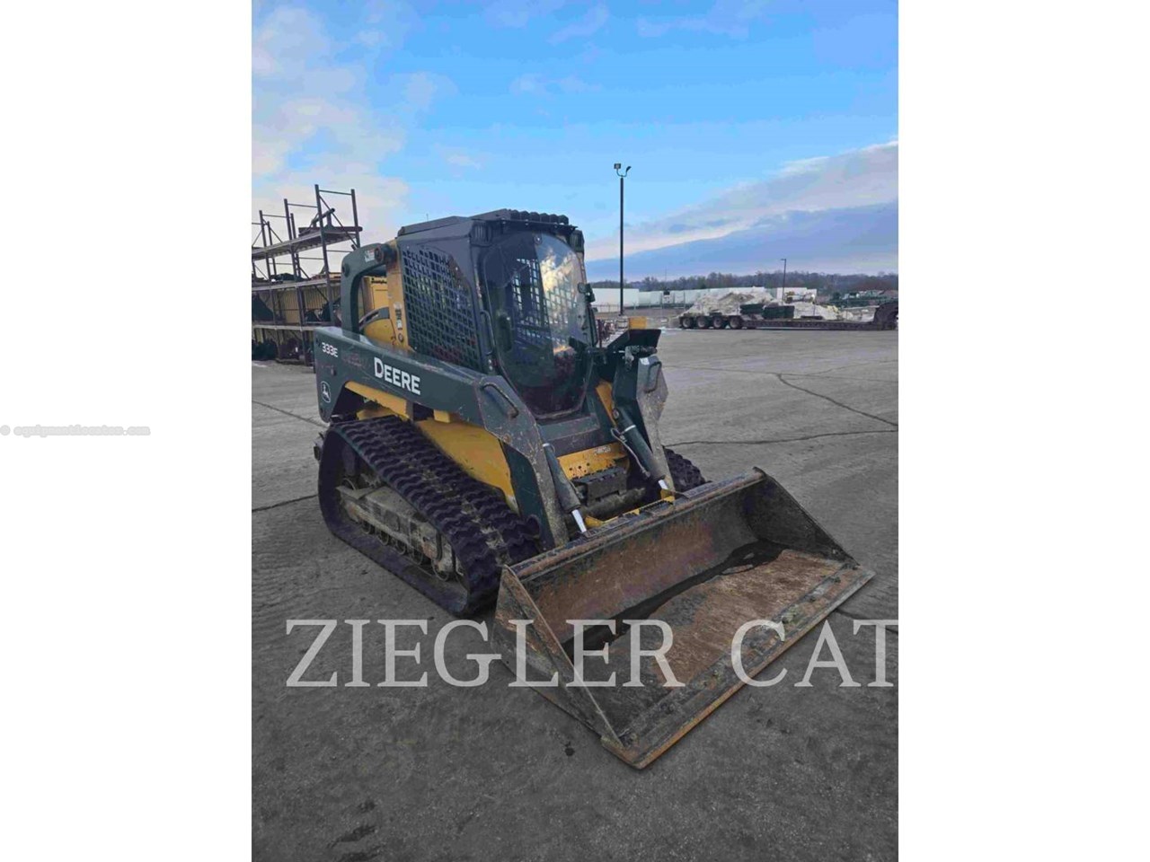 2015 John Deere 333E Image 2