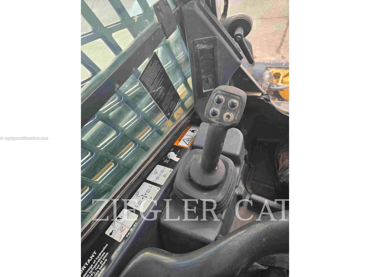 2015 John Deere 333E Image 14