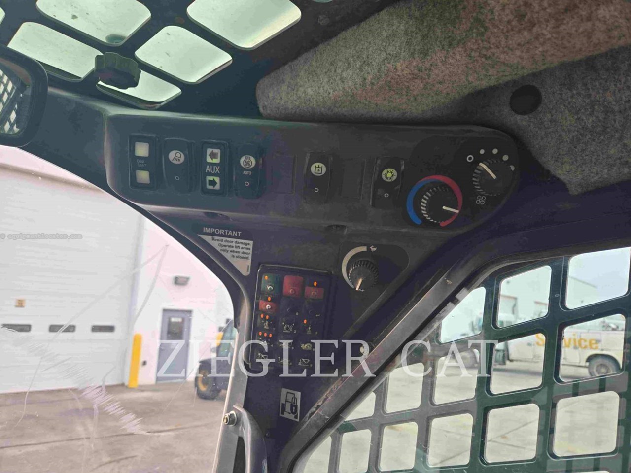 2015 John Deere 333E Image 17