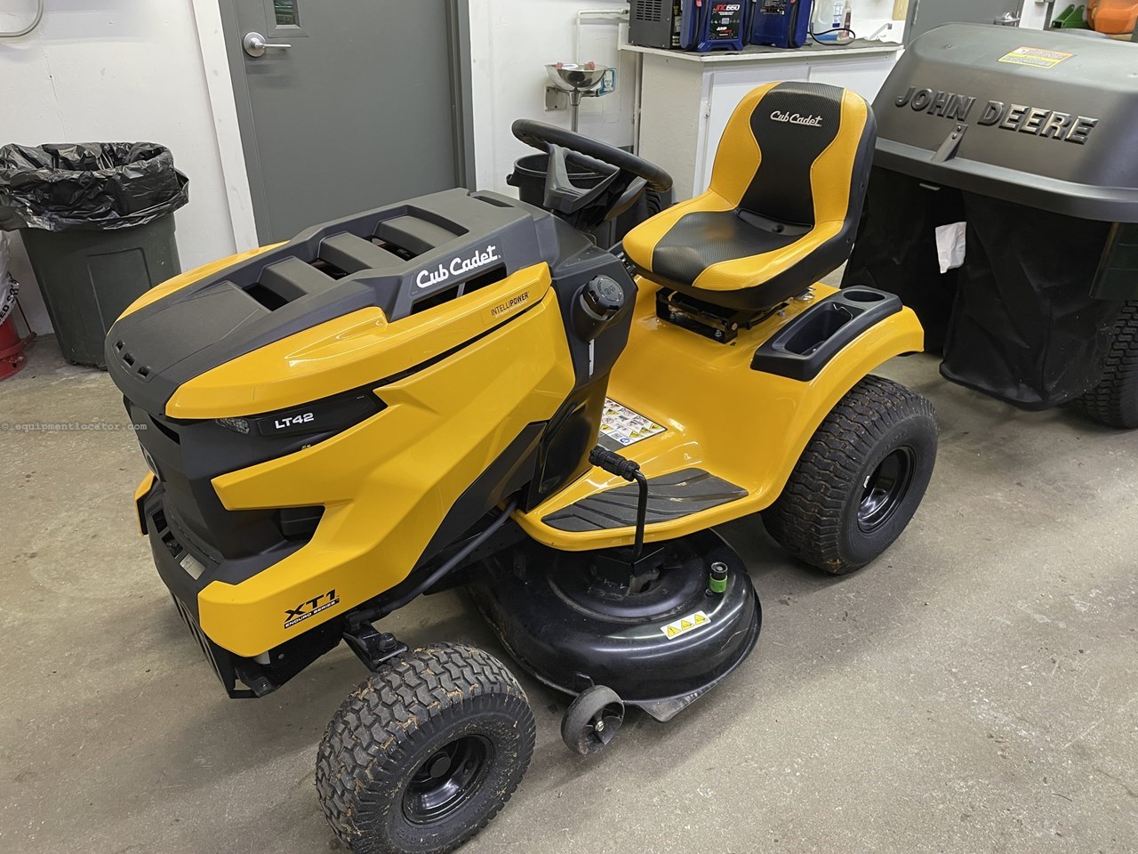 2024 Cub Cadet XT1 LT42 Image 4