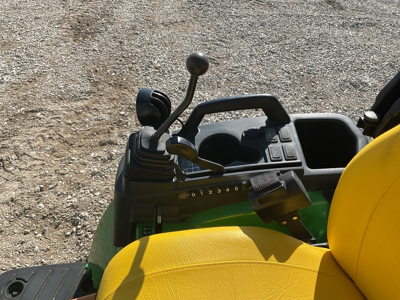 2023 John Deere 2025R Image 10