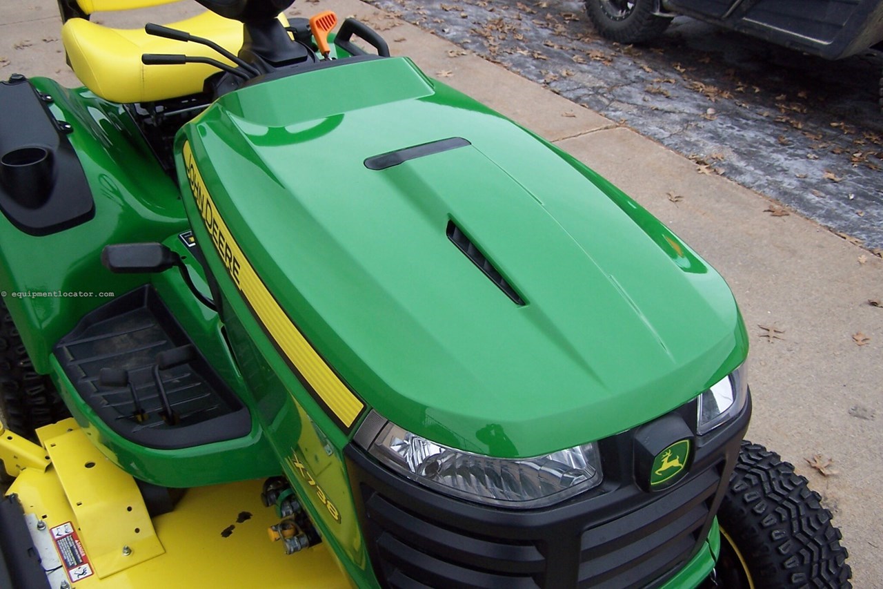 2018 John Deere X738 Image 10