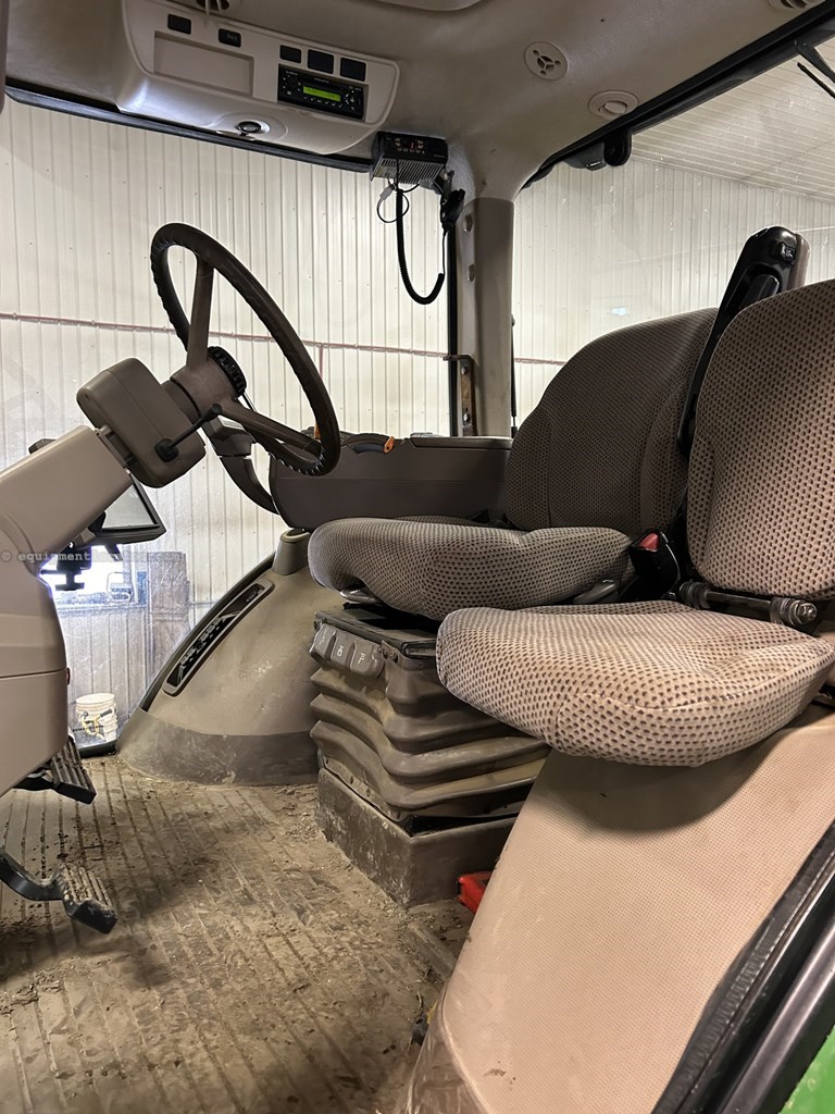 2012 John Deere 8260R Image 10