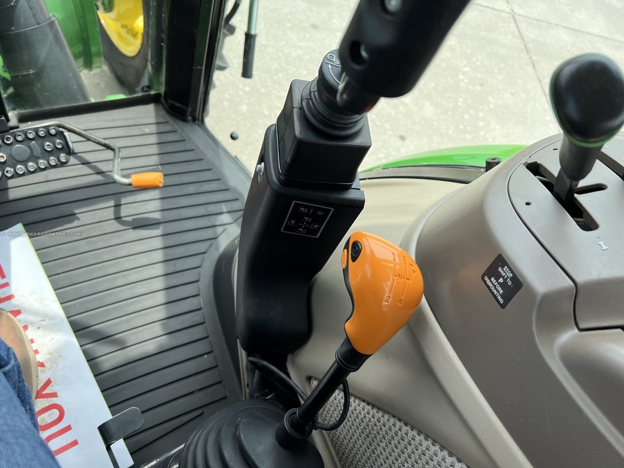 2017 John Deere 5100E Image 10