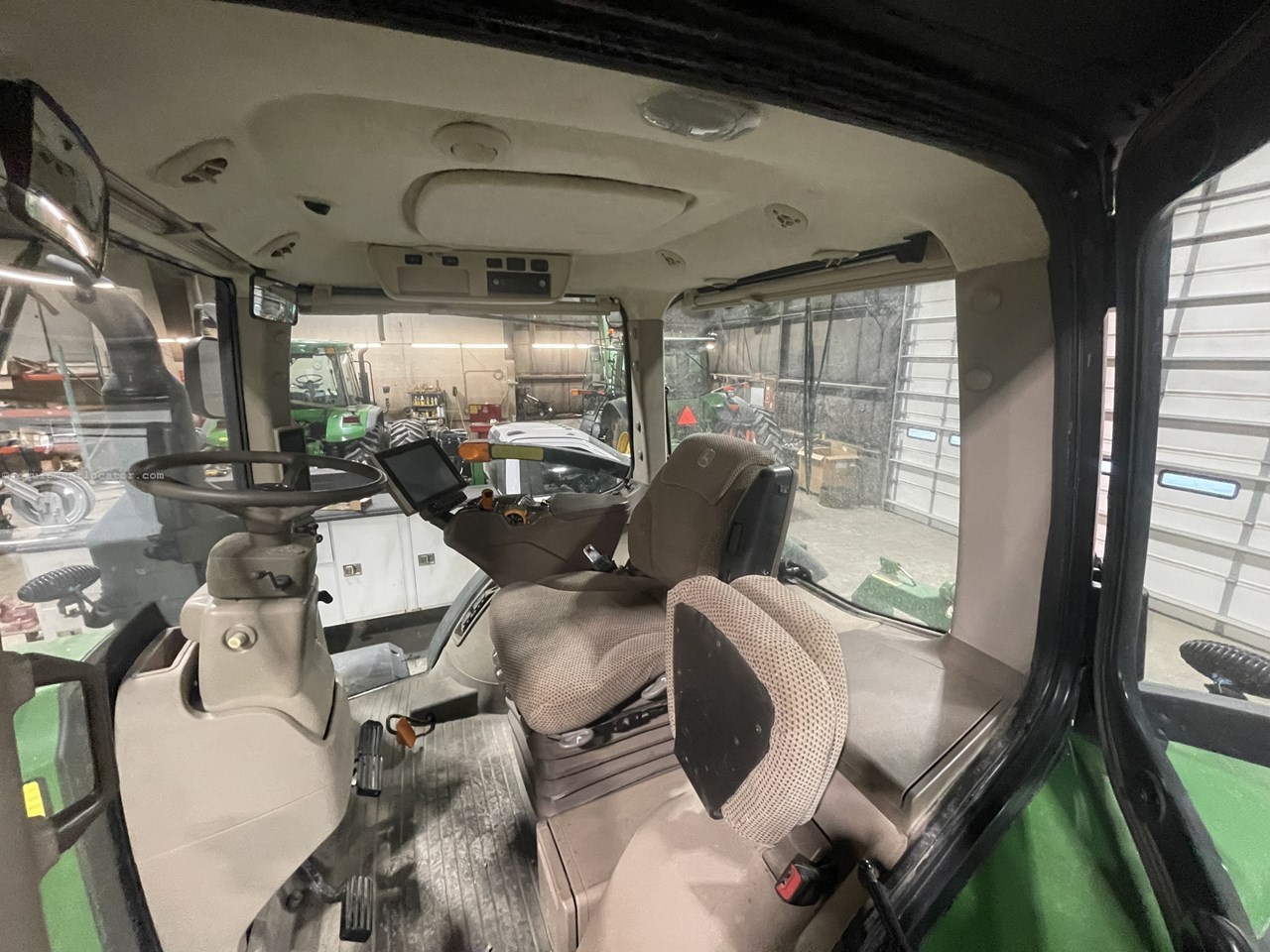 2015 John Deere 8370R Image 10