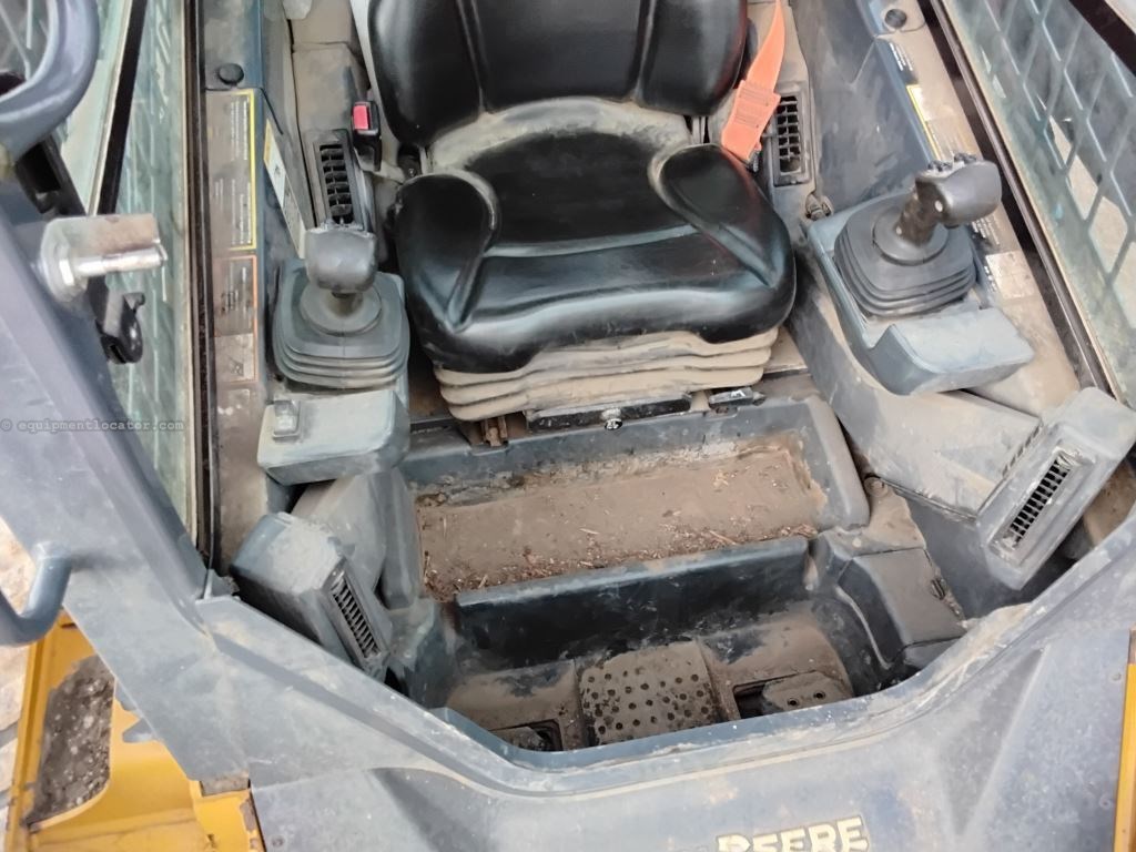 2017 John Deere 333G Image 10