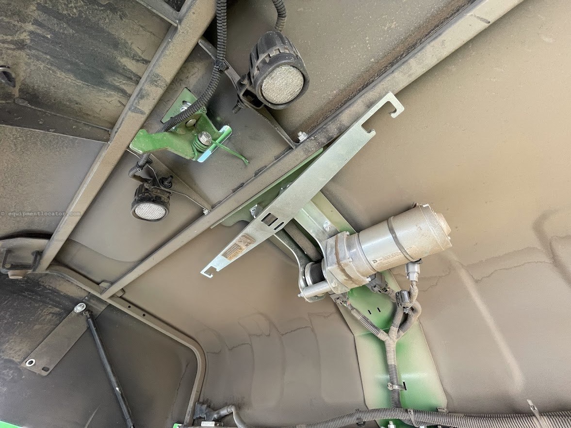 2025 John Deere 561M Image 10