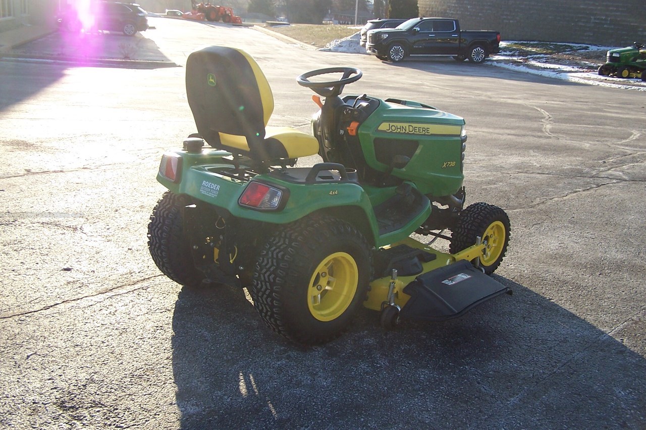 2021 John Deere X738 Image 4