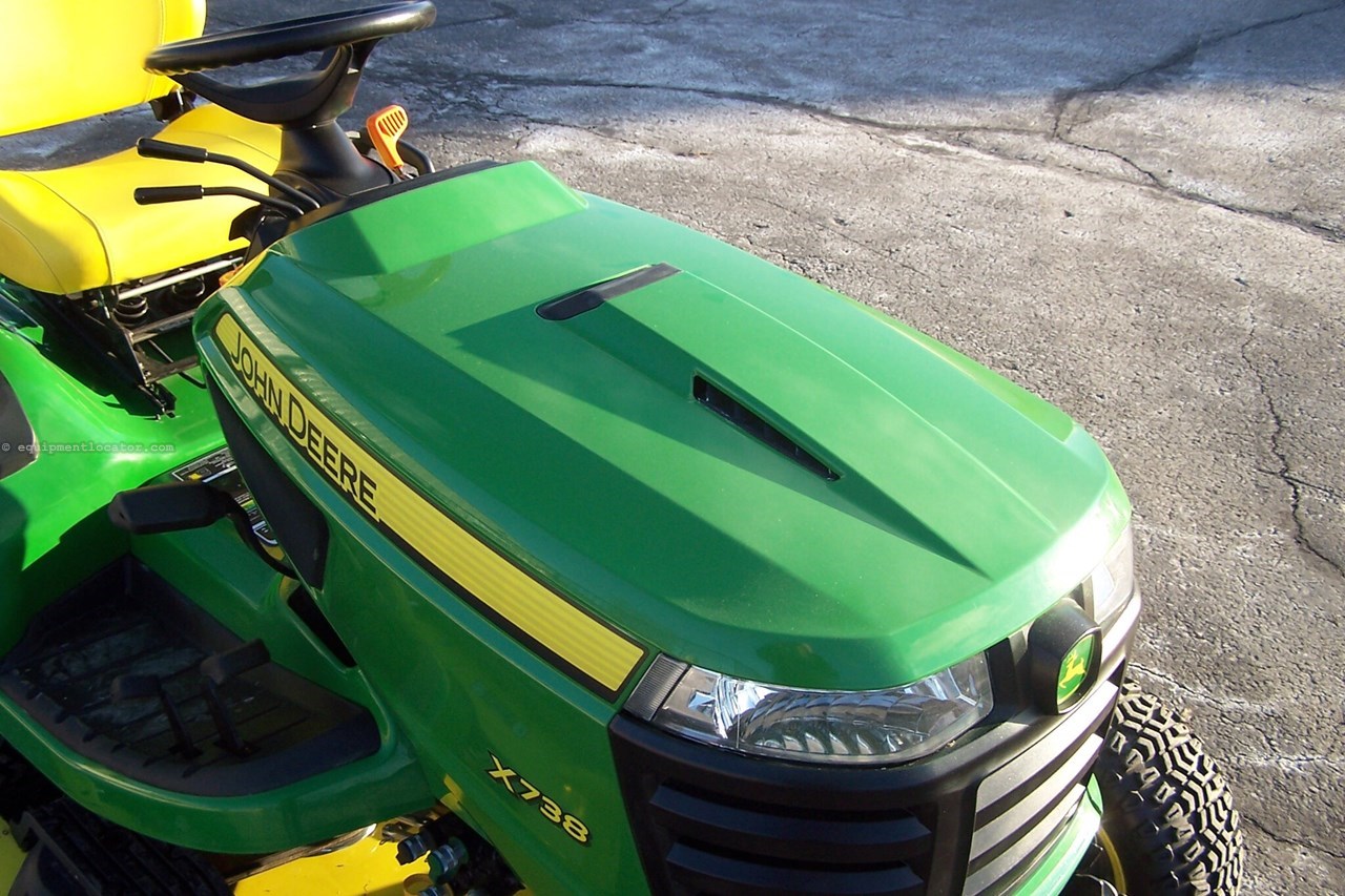2021 John Deere X738 Image 10