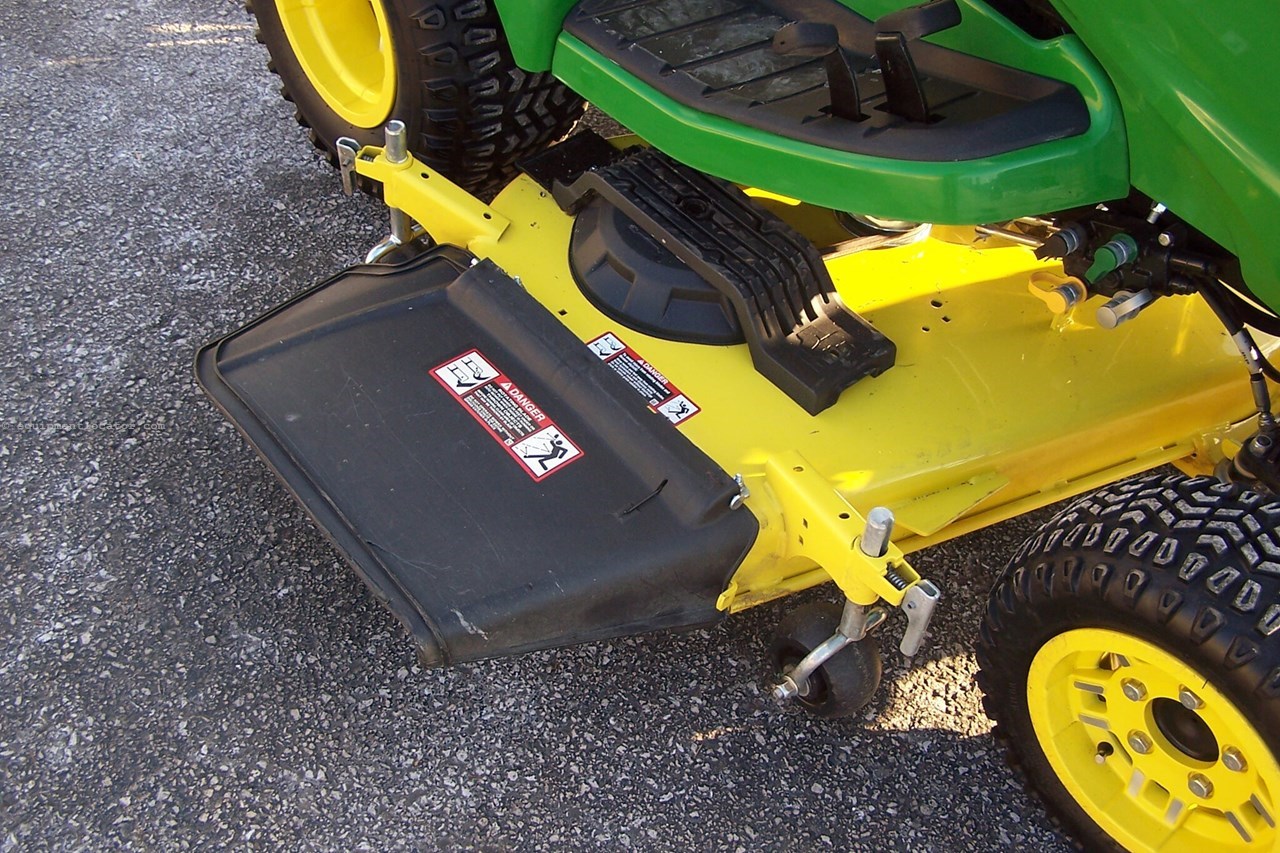 2021 John Deere X738 Image 28