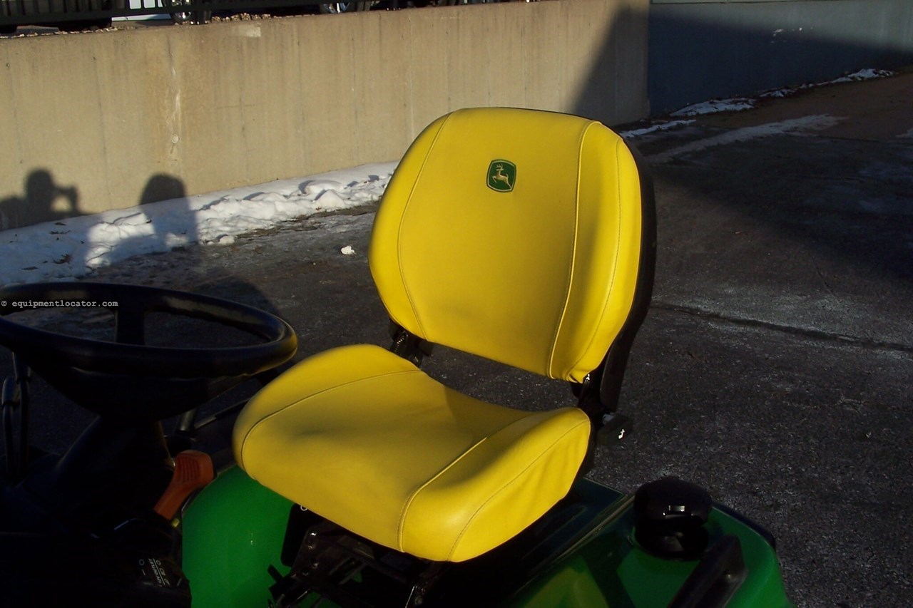 2021 John Deere X738 Image 30