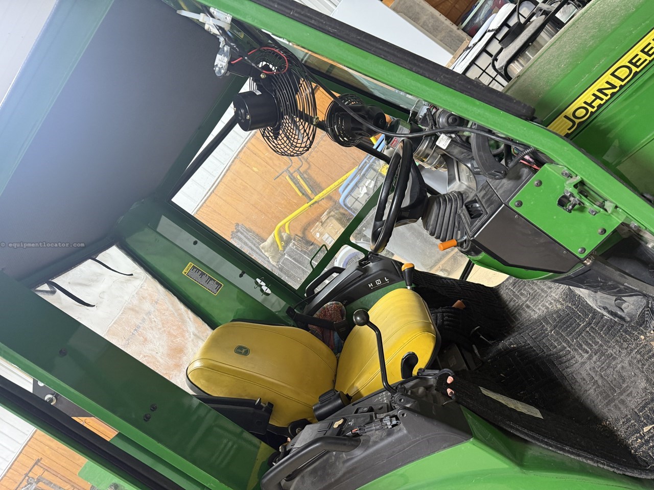 2023 John Deere 2032R Image 10