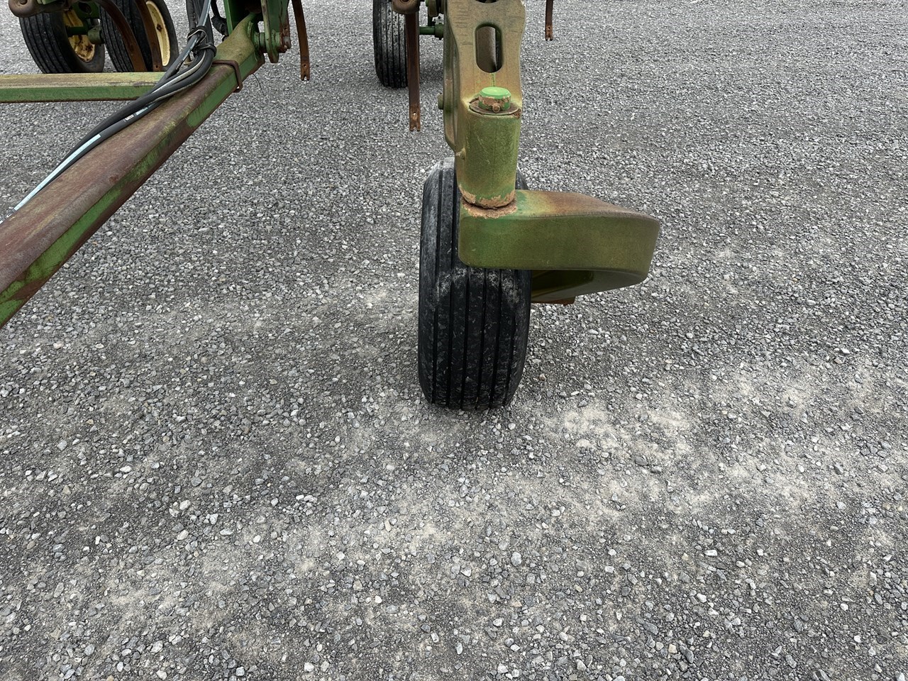 2004 John Deere 2410 Image 10