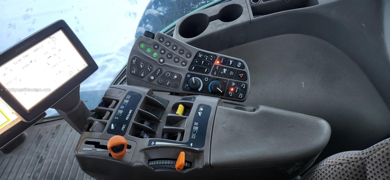 2011 John Deere 8235R Image 22