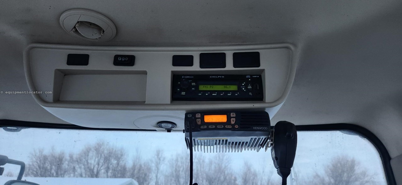 2011 John Deere 8235R Image 23