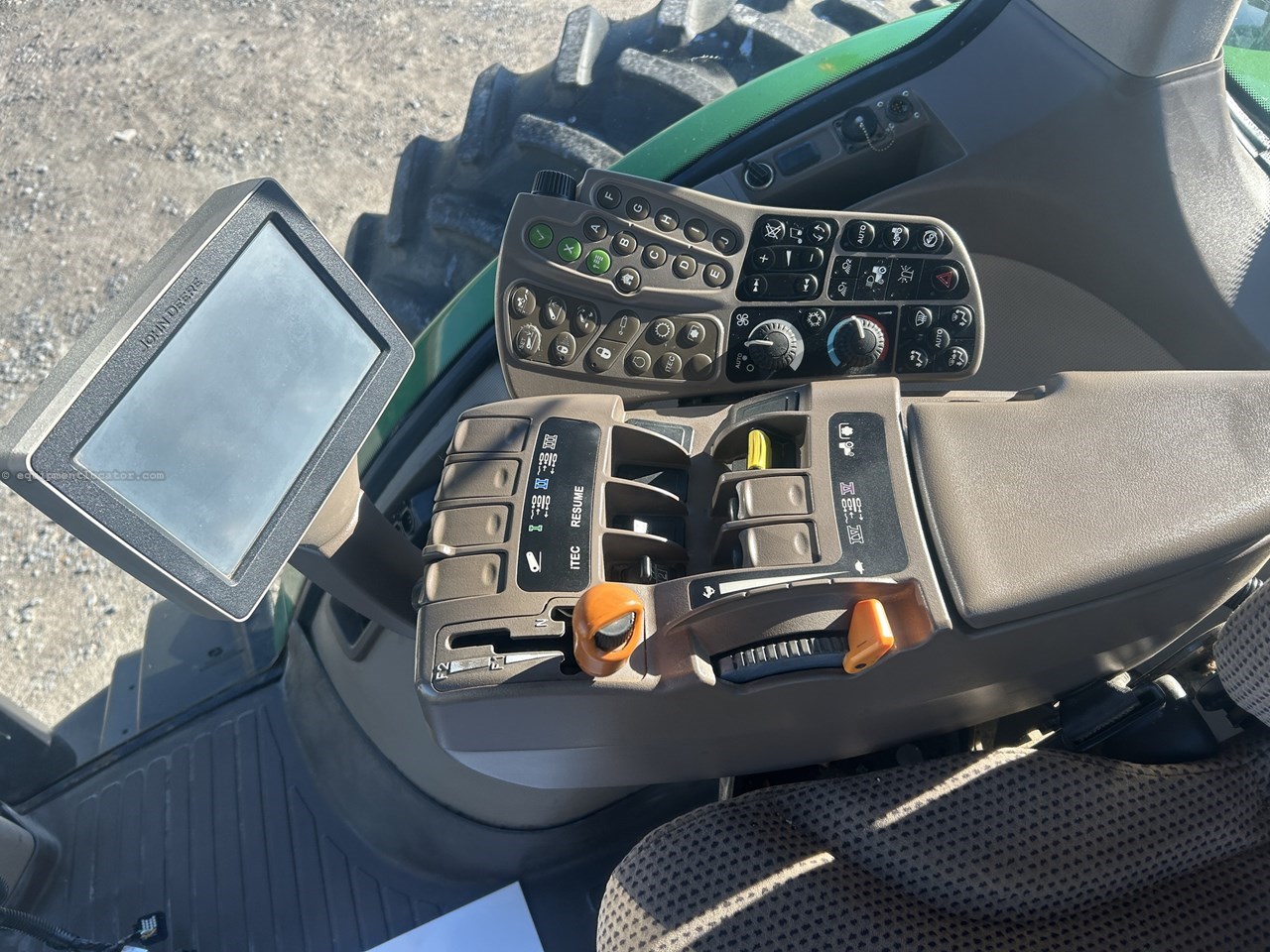 2013 John Deere 8235R Image 10