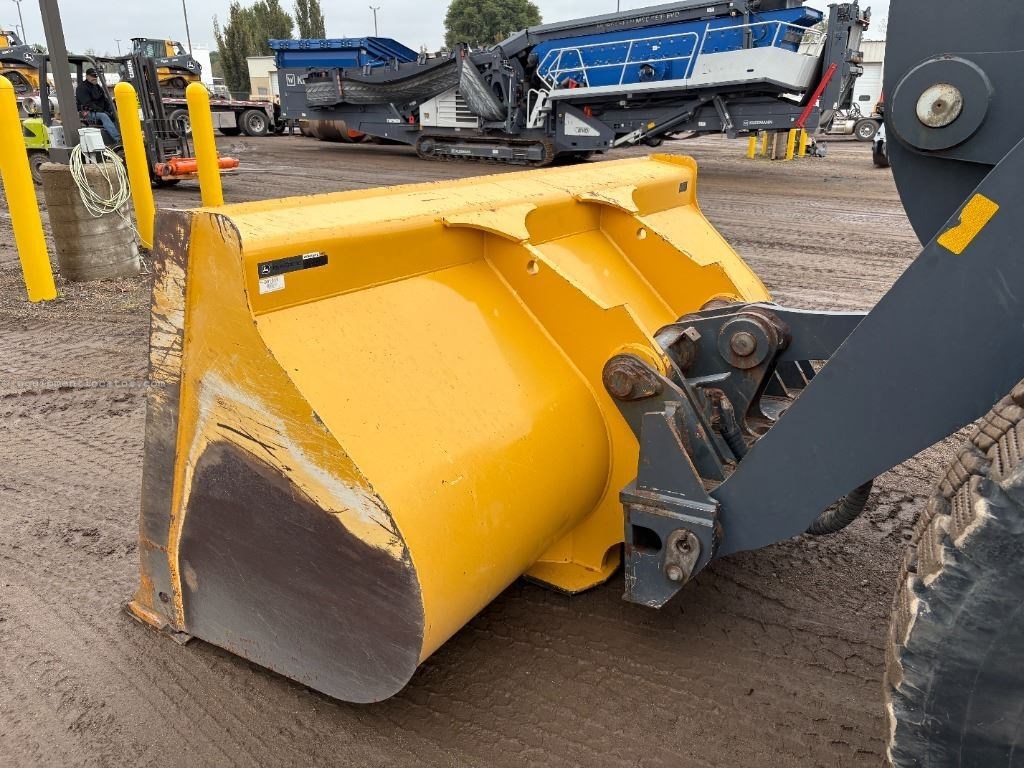 2018 John Deere 624K Image 10