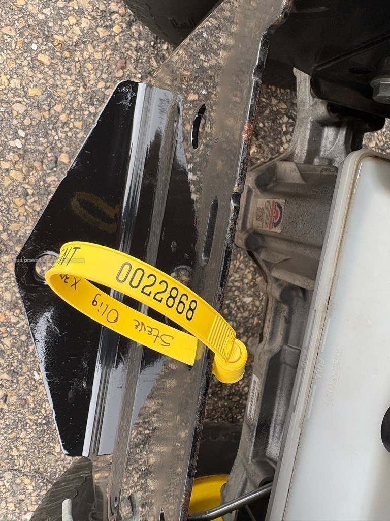 2016 John Deere X370 Image 10