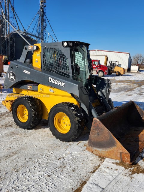 2022 Deere 332G Image 2