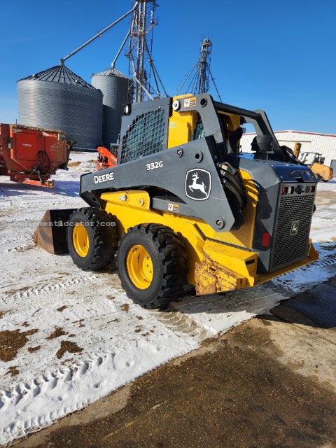 2022 Deere 332G Image 3