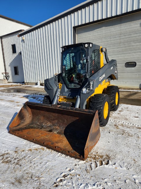 2022 Deere 332G Image 4