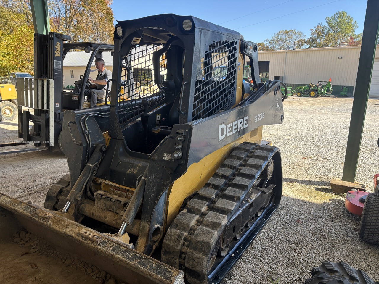 2014 John Deere 323E Image 2