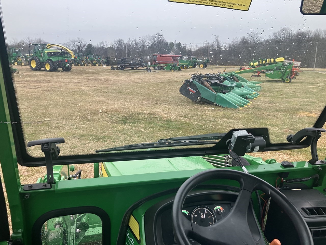 2022 John Deere 2032R Image 10