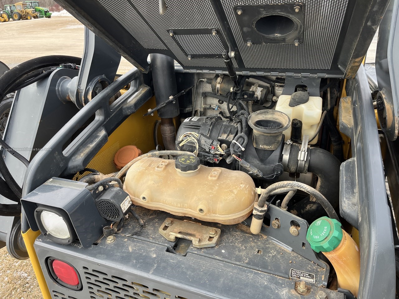 2014 John Deere 323E Image 10